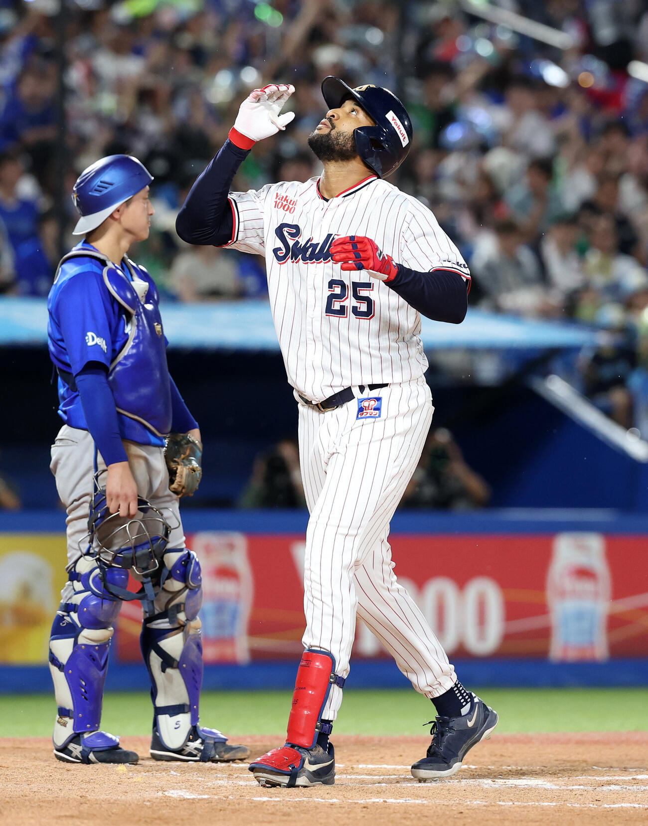 ヤクルト対DeNA 6回裏ヤクルト無死満塁、サンタナは満塁本塁打を放ちポーズを決める（撮影・鈴木正人）