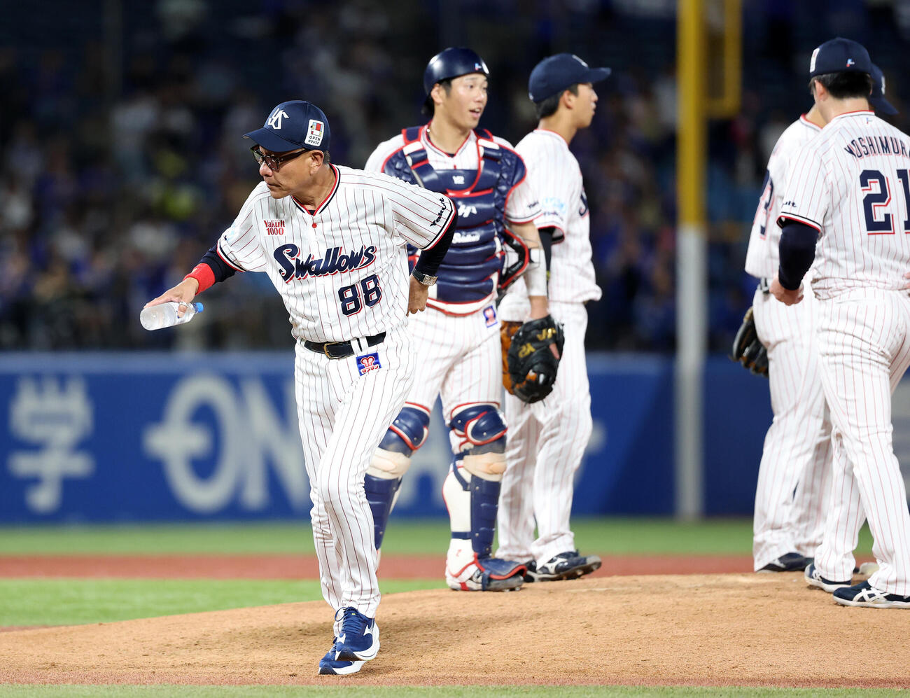 ヤクルト対DeNA 6回表、ヤクルト吉村貢司郎（右）に話かけベンチに引き揚げる池山隆寛監督（撮影・鈴木正人）