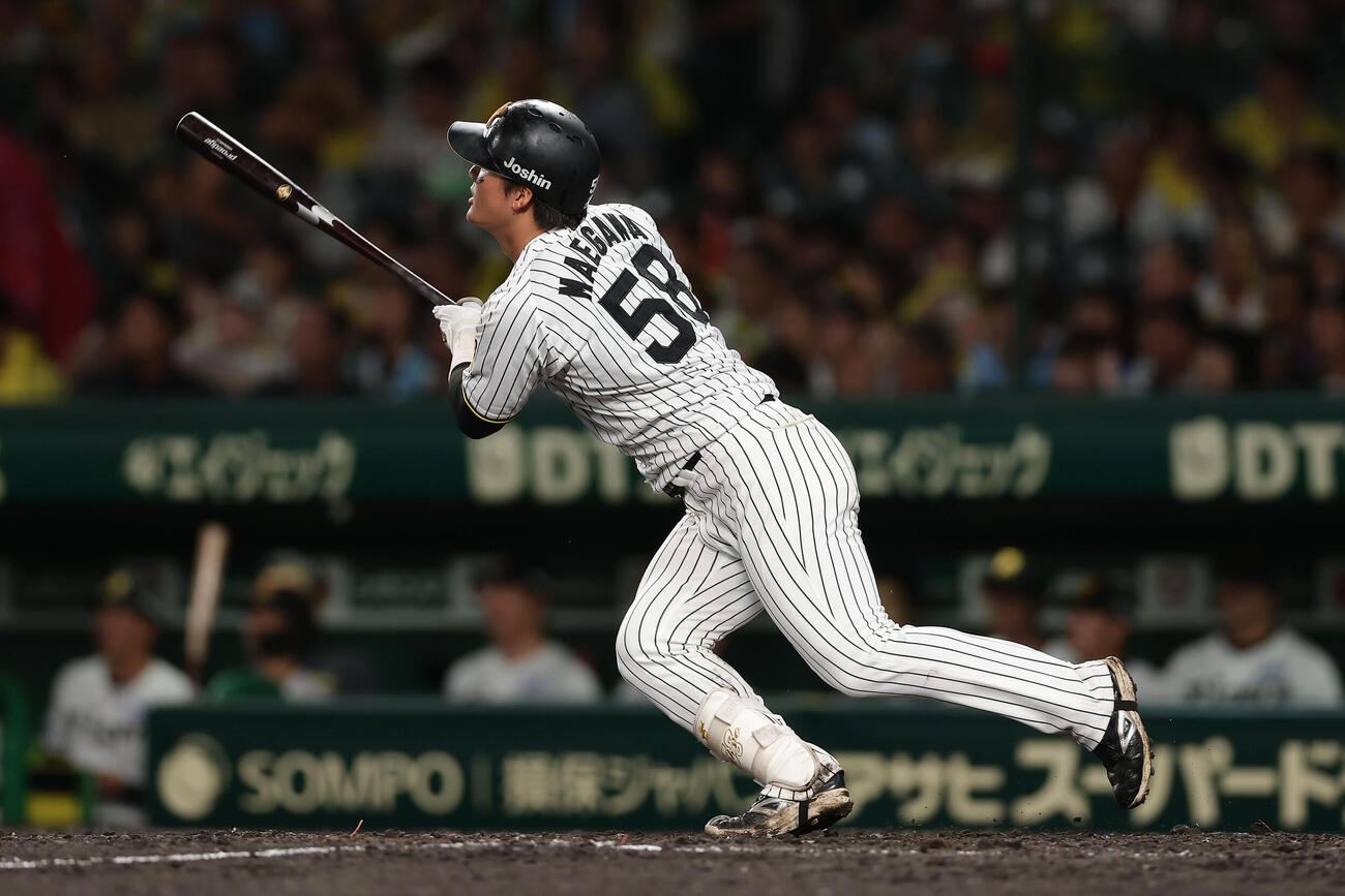 阪神対広島　5回裏阪神2死、右越え本塁打を放つ前川右京（撮影・前田充）