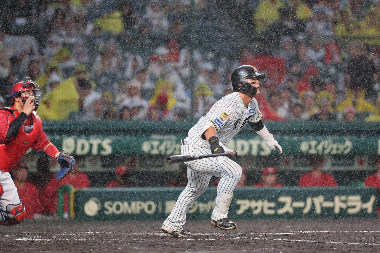 阪神対広島　2回裏阪神無死一、三塁、前川右京は一塁前に同点適時打を放つ（撮影・宮崎幸一）