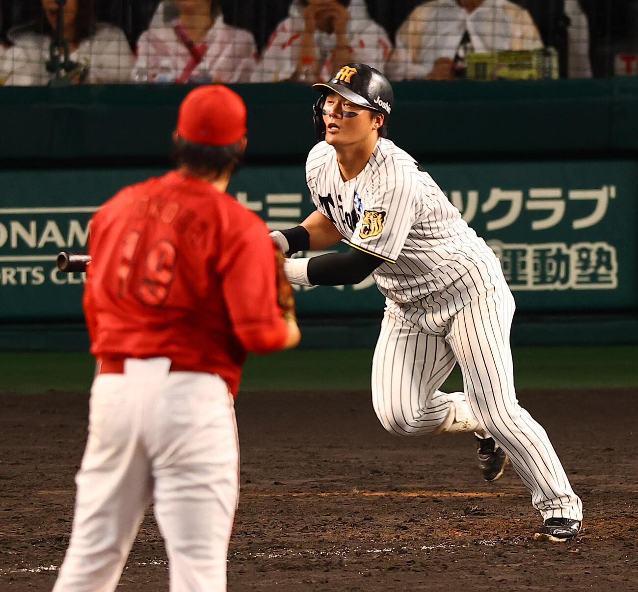 阪神対広島　5回裏阪神2死、前川右京はソロ本塁打を放つ（撮影・上田博志）