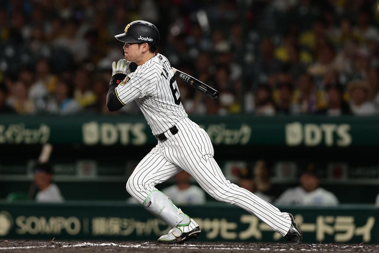 阪神対広島　8回裏阪神1死一、三塁、右前適時打を放つ高寺望夢（撮影・前田充）