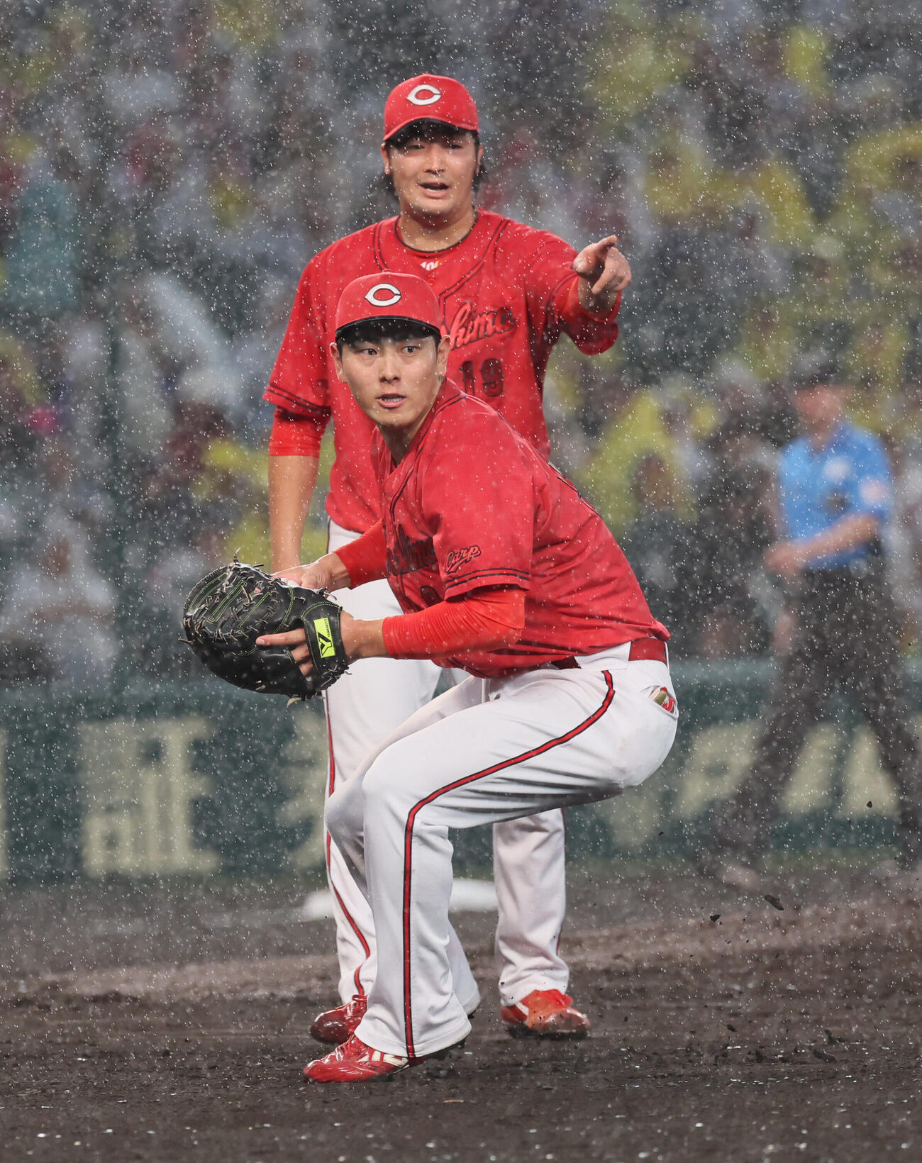 阪神対広島　2回裏阪神無死一、三塁、佐藤啓介（手前）は前川右京の打球にダッシュするがオールセーフで同点となる。後方は床田寛樹（撮影・宮崎幸一）