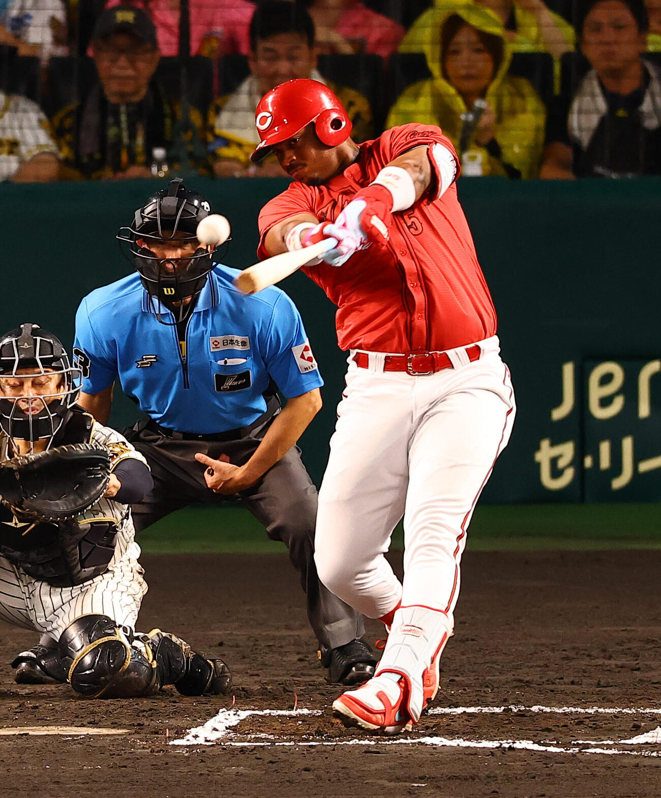 阪神対広島　7回表広島無死一塁、エレフリス・モンテロは適時二塁打を放つ（撮影・上田博志）