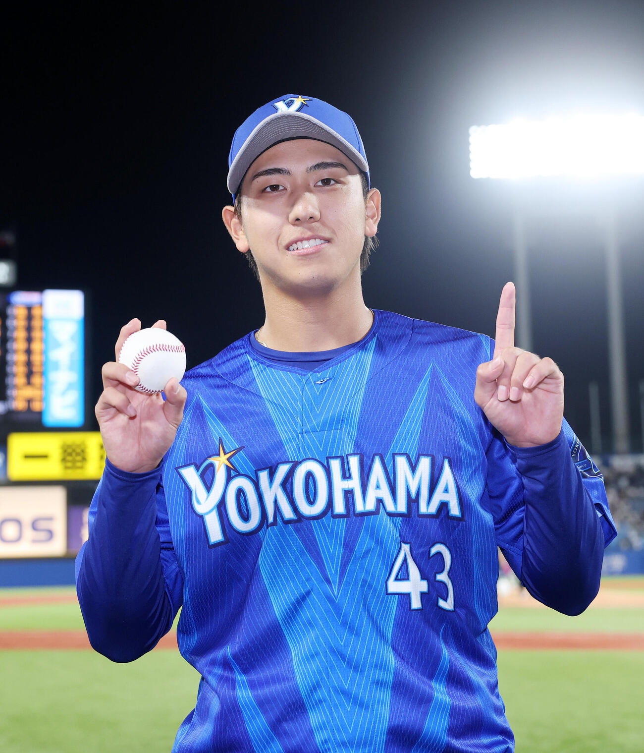 ヤクルト対DeNA　プロ初勝利に笑顔を見せるDeNA深沢鳳介（撮影・鈴木正人）