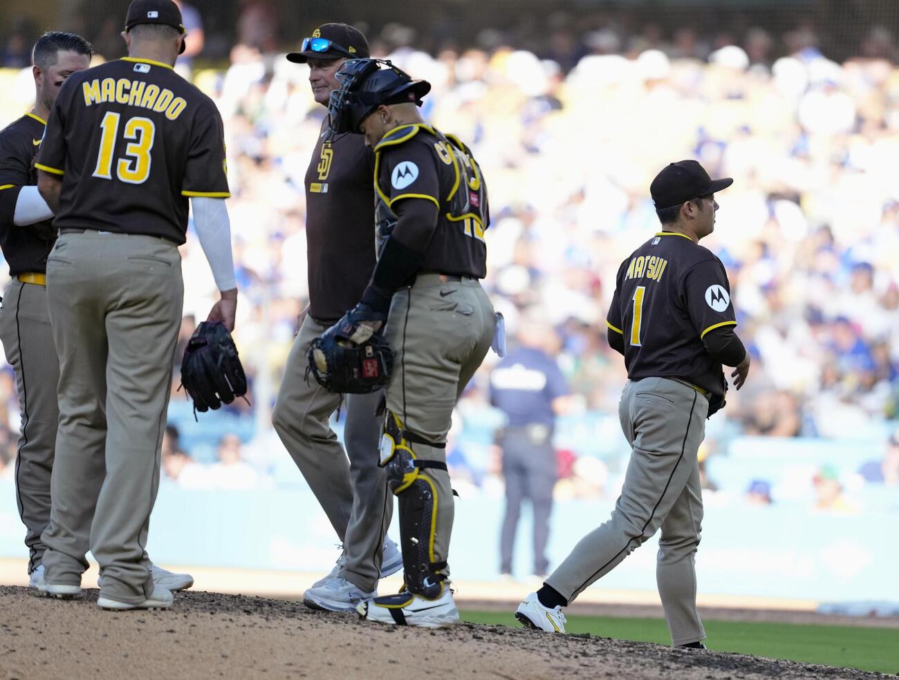 ドジャース戦の6回、降板するパドレス松井（共同）