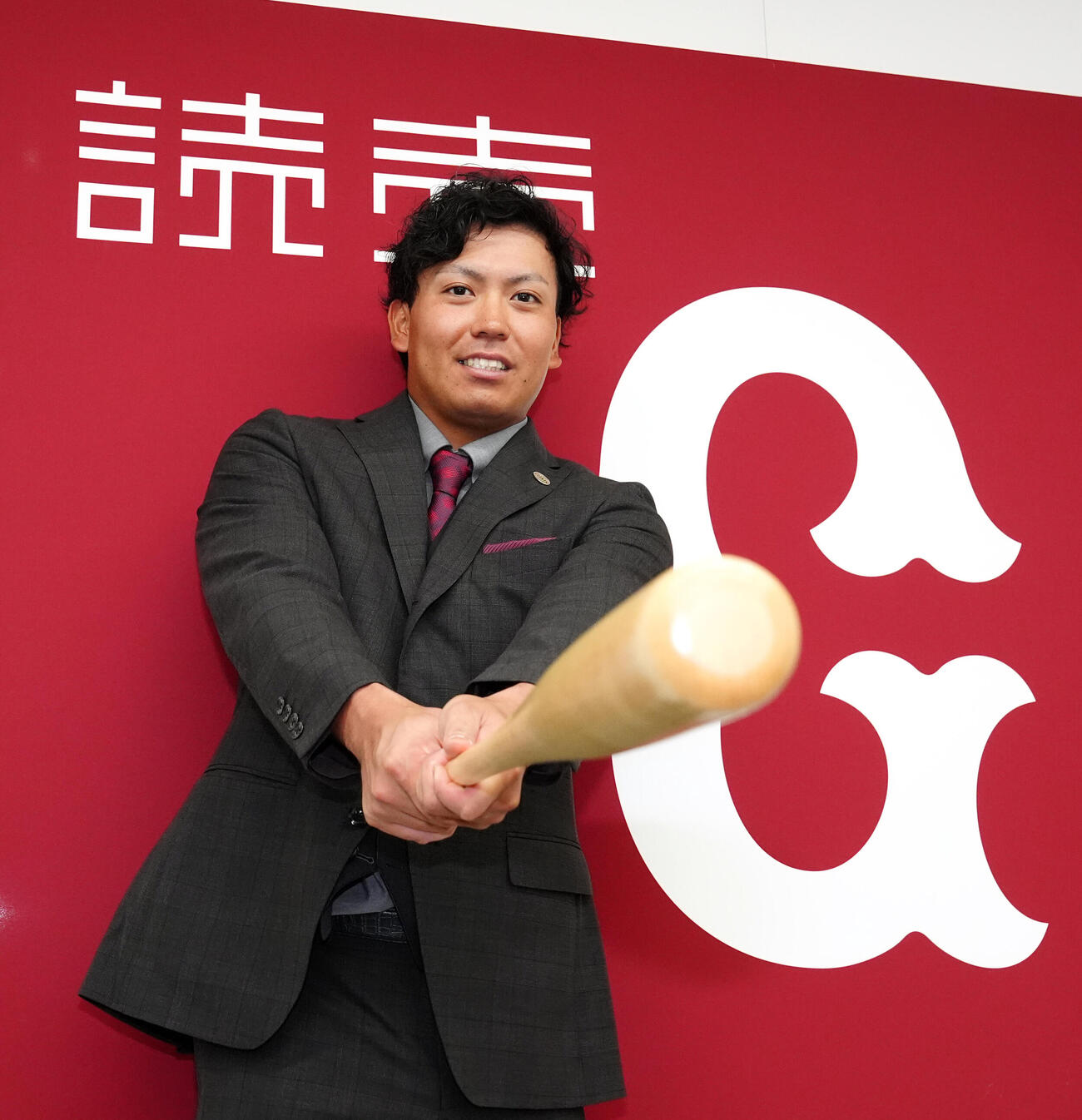 支配下登録選手となり、会見後、バットを手に写真に納まる巨人知念大成（撮影・江口和貴）