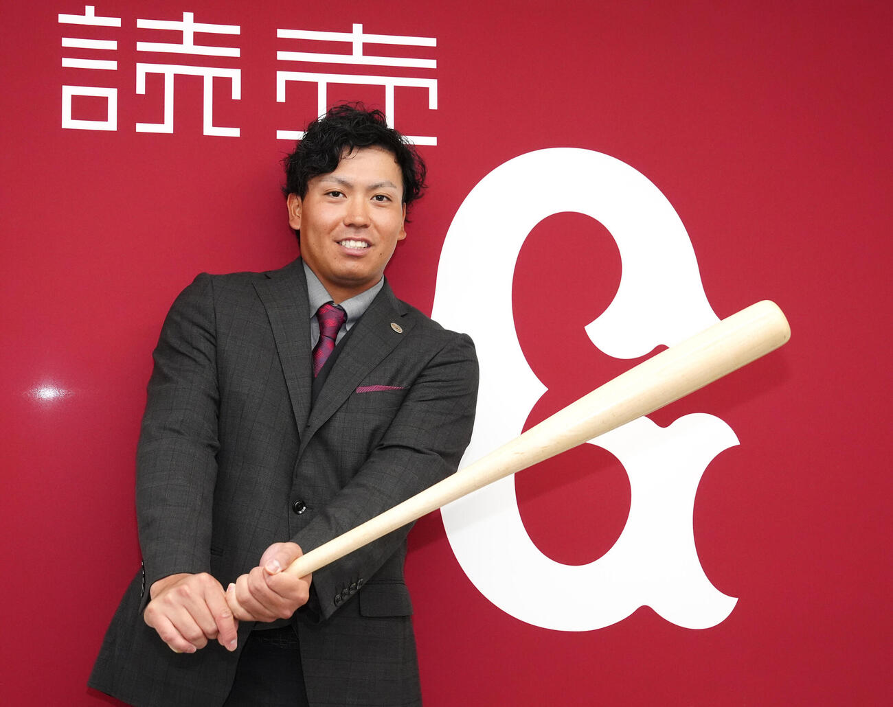 支配下登録選手となり、会見後、バットを手に写真に納まる巨人知念大成（撮影・江口和貴）