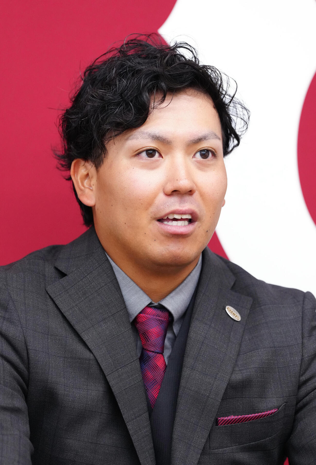 支配下登録選手となり、会見を行う巨人知念大成（撮影・江口和貴）