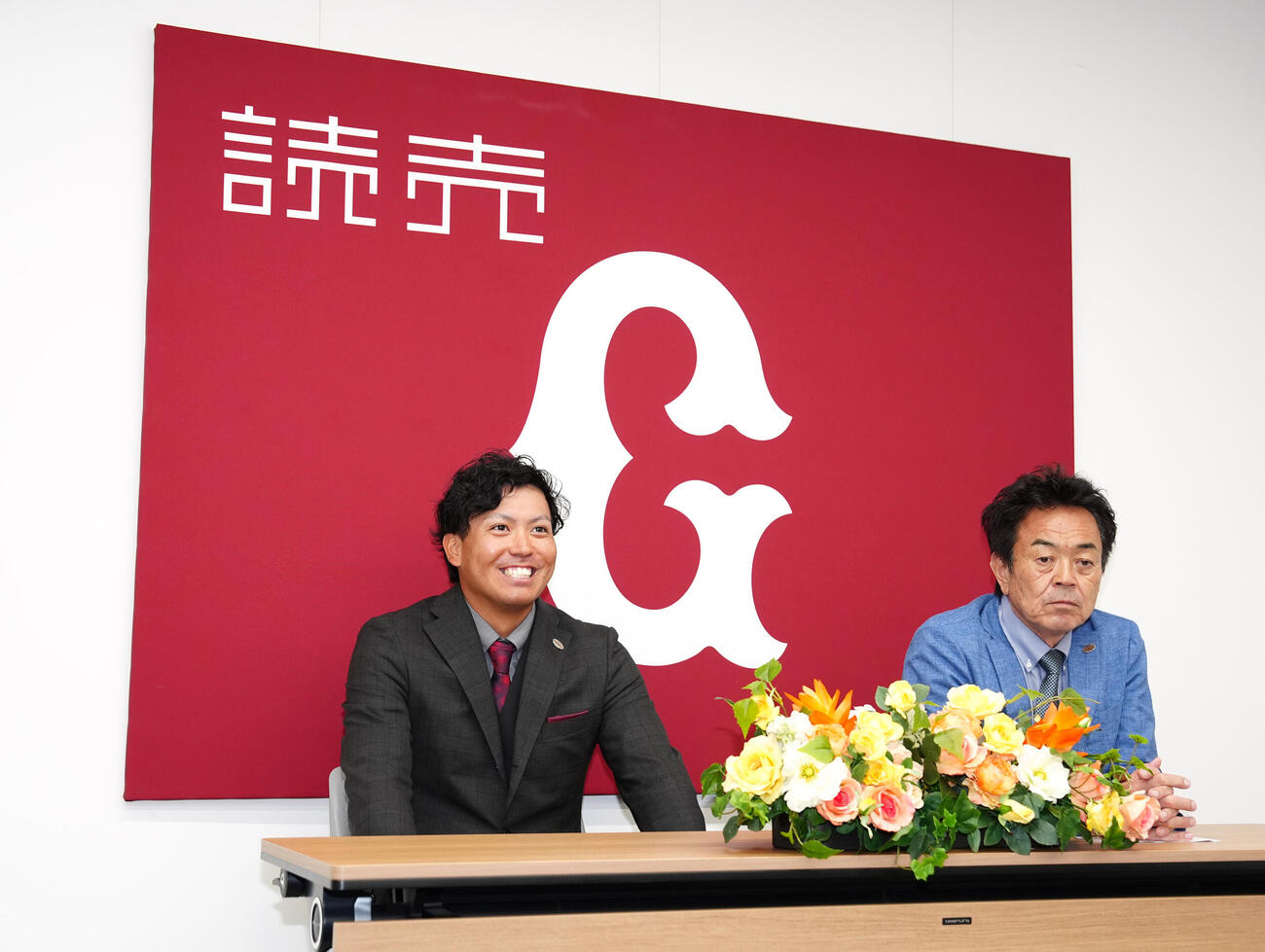 支配下登録選手となり、会見を行う巨人知念大成（左）。右は水野雄仁編成本部長スカウト・国際担当（撮影・江口和貴）