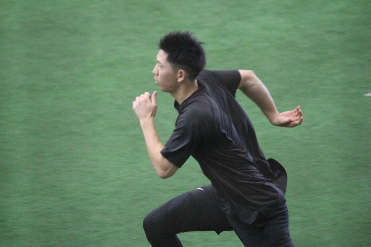 ジャイアンツ球場の室内練習場でダッシュを繰り返す戸郷翔征