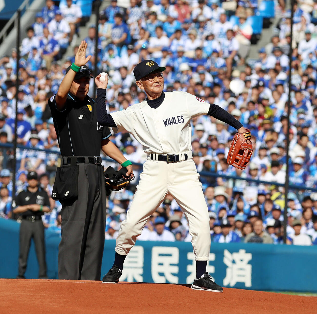 横浜スタジアで始球式を行う今西錬太郎さん（2019年10月5日）