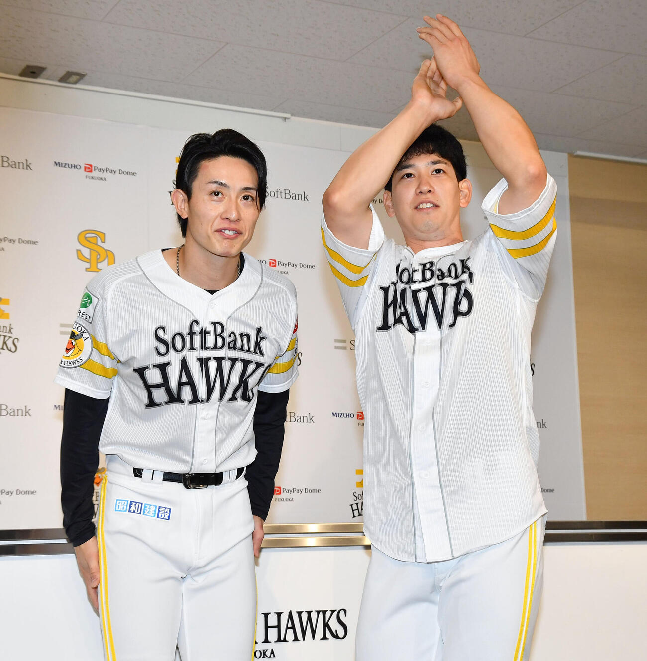 マイナビオールスターゲーム2026のファン投票選出会見を終えて引き揚げるソフトバンク周東佑京（左）と栗原陵矢（撮影・岩下翔太）