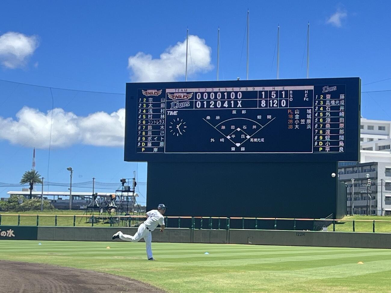 前日練習に励む平良海馬（撮影・金子真仁）