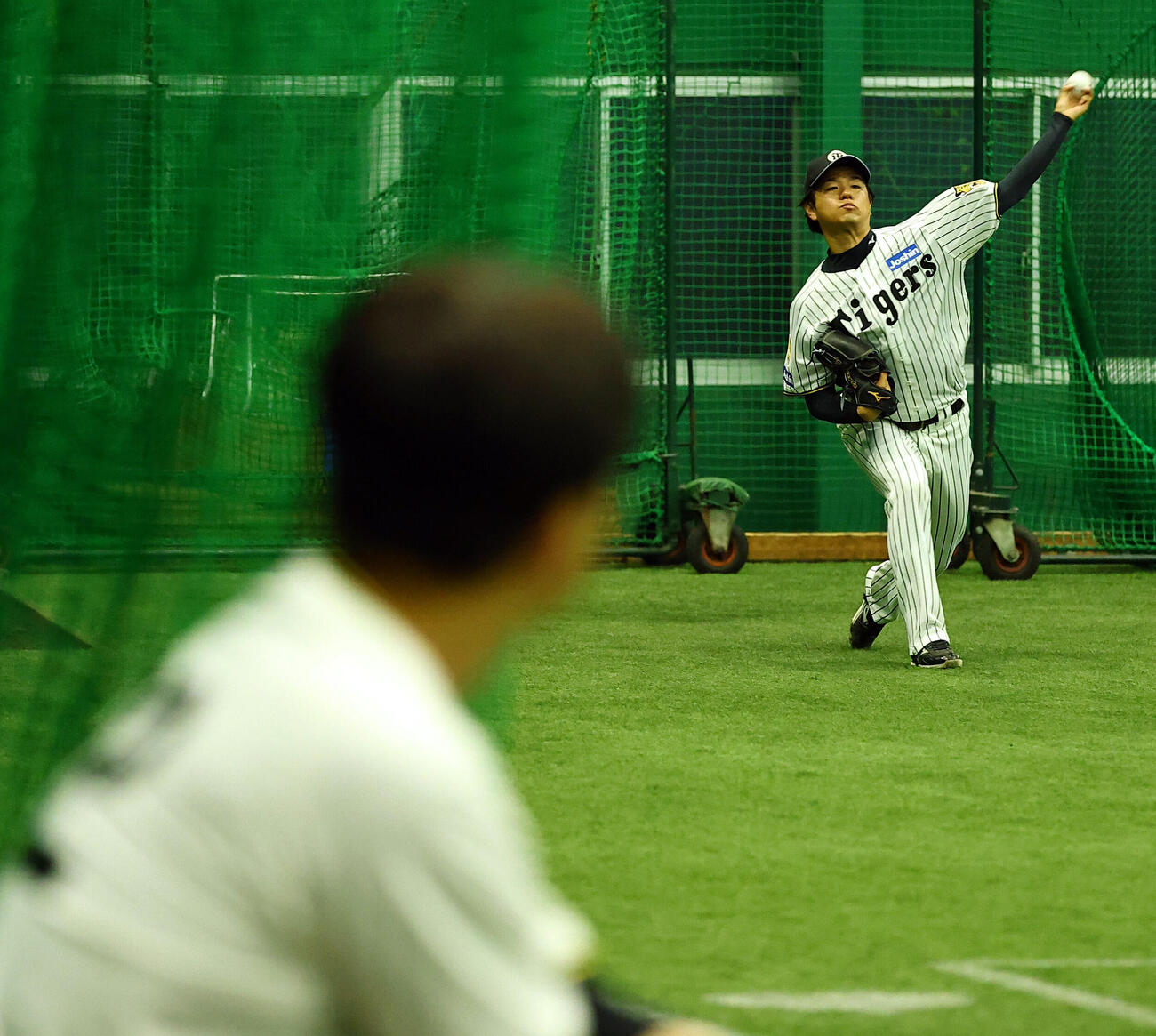 藤川球児監督（左）のチェックを受けながらキャッチボールをする阪神高橋遥人（撮影・上田博志）