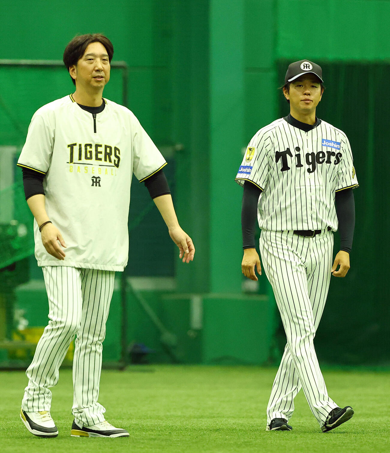 阪神藤川球児監督（左）と話をする高橋遥人（撮影・上田博志）