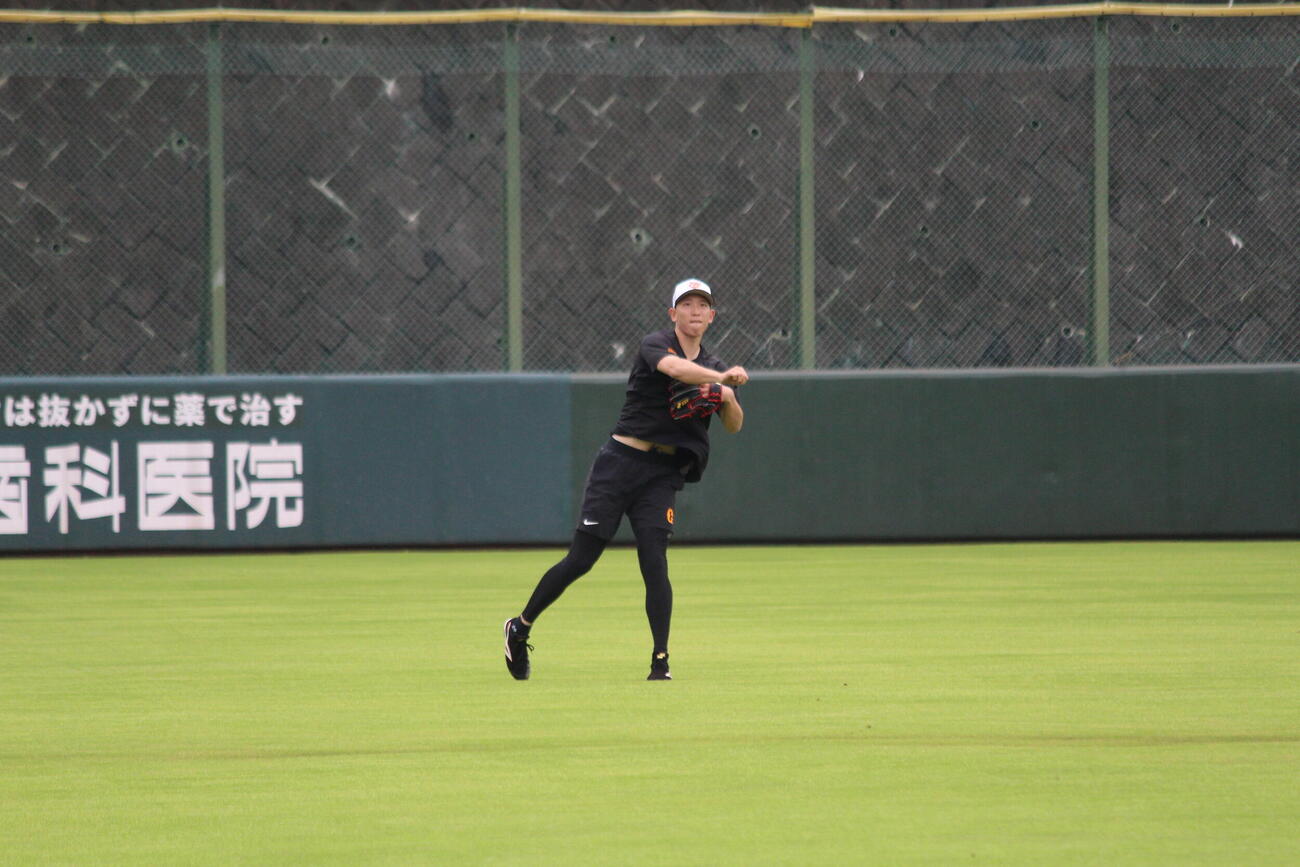 ジャイアンツ球場でキャッチボールする戸郷翔征