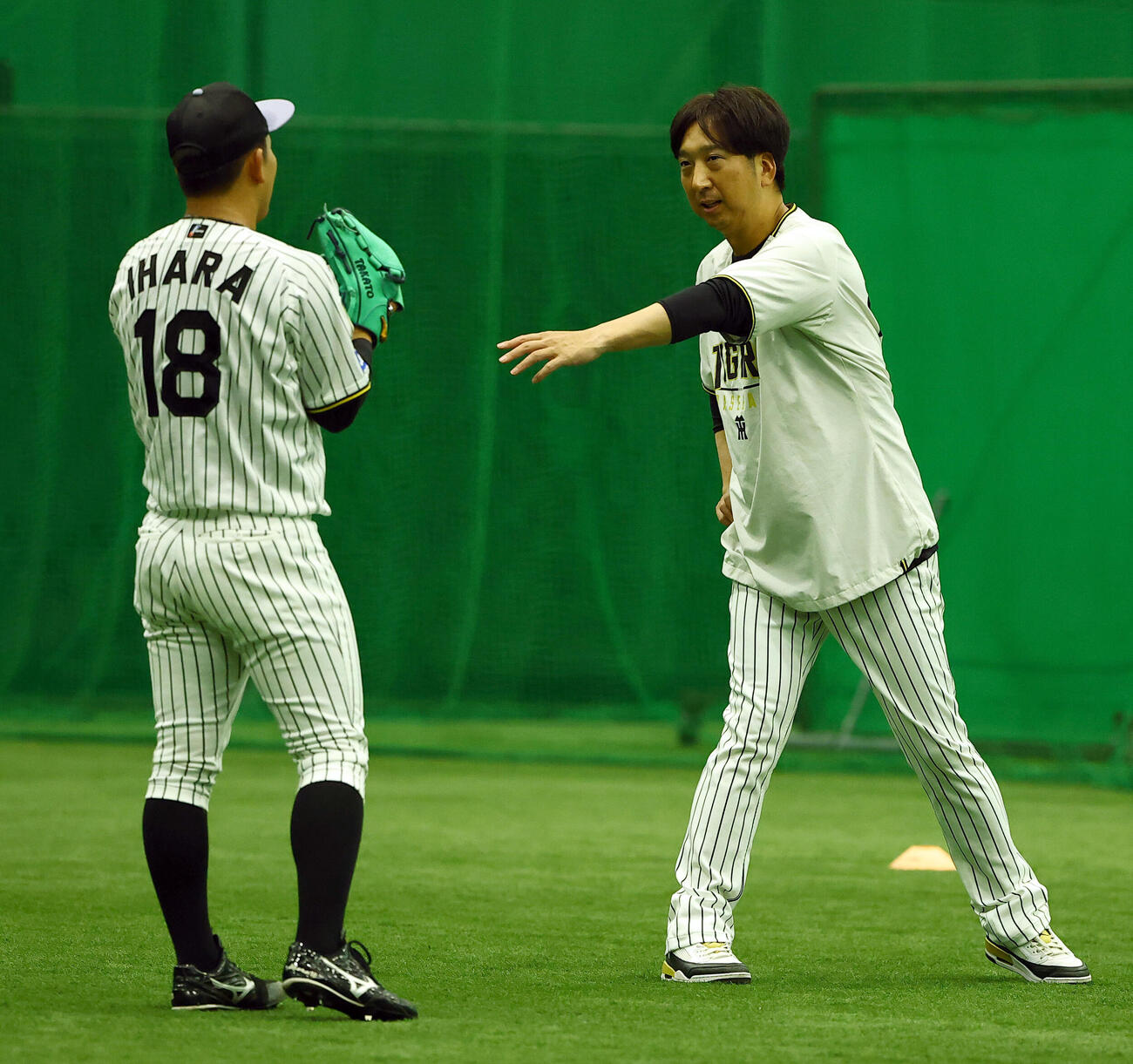 阪神伊原陵人（左）に投球指導をする藤川球児監督（撮影・上田博志）