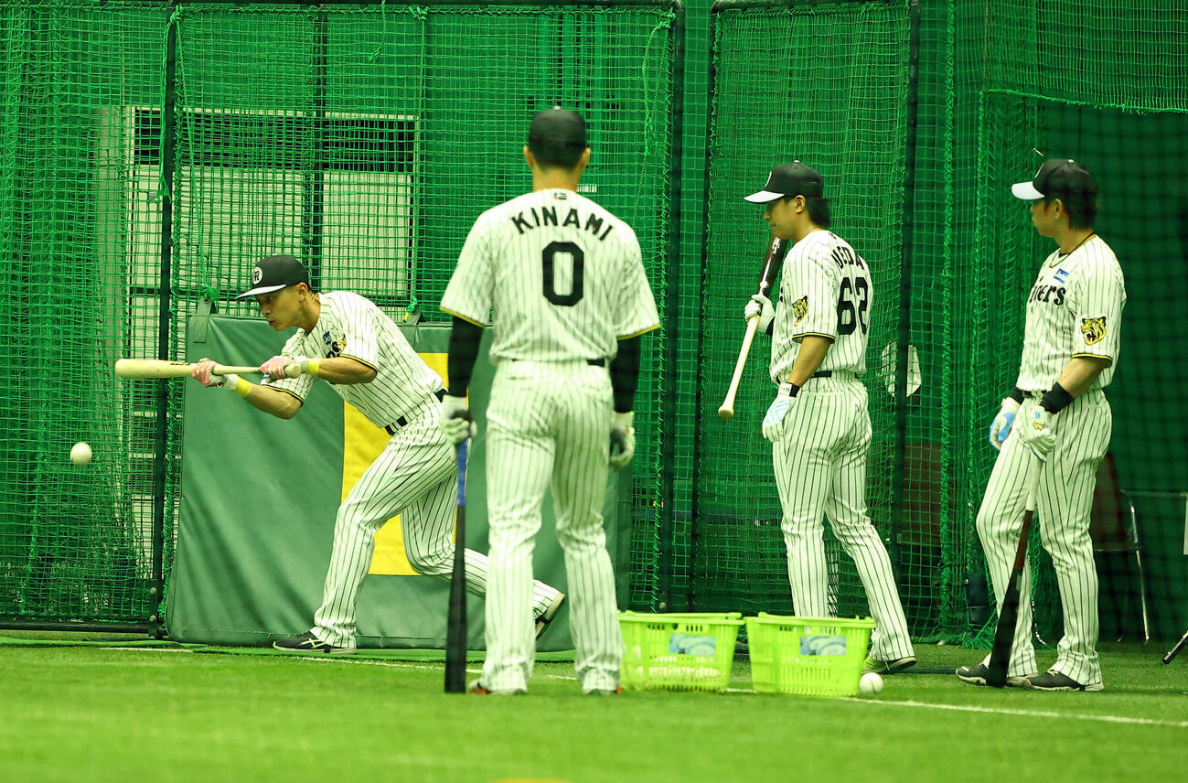 バント練習をする阪神熊谷敬宥（左）ら野手陣（撮影・上田博志）