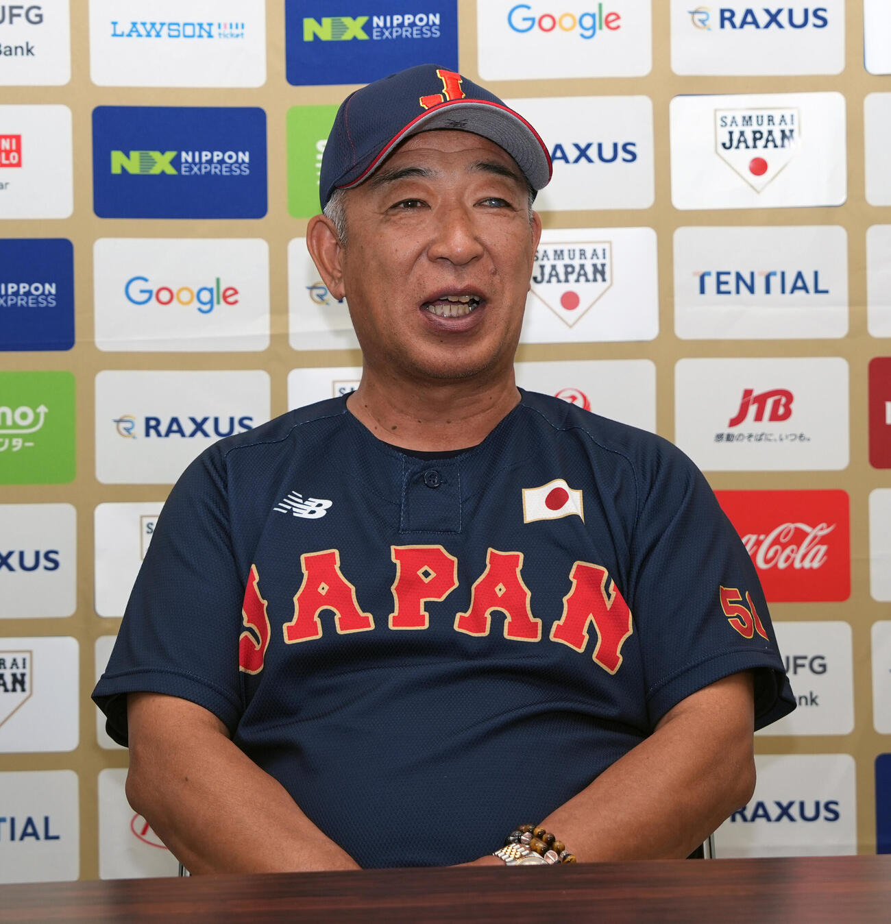 練習後に会見で意気込みを語る鈴木英之侍ジャパン大学代表監督（撮影・小島史椰）