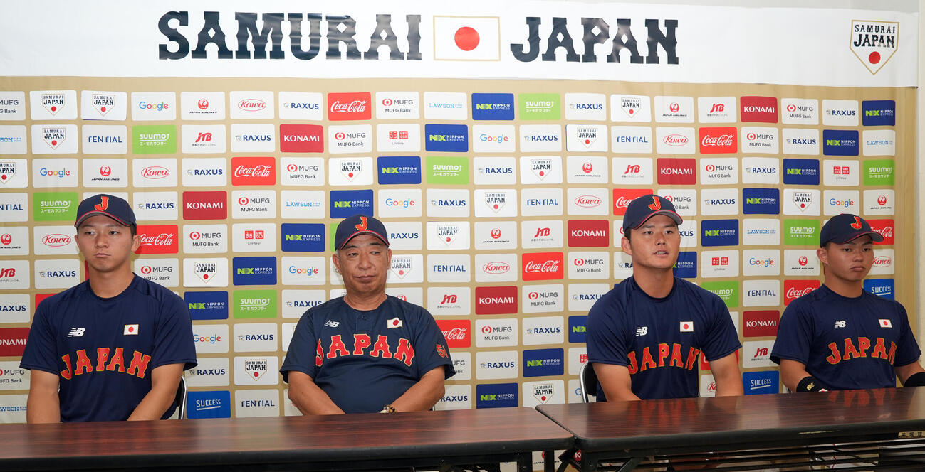 出発前会見に臨む、左から青学大・鈴木泰成、鈴木英之侍ジャパン大学代表監督、青学大・渡部海、明大・榊原七斗（撮影・小島史椰）