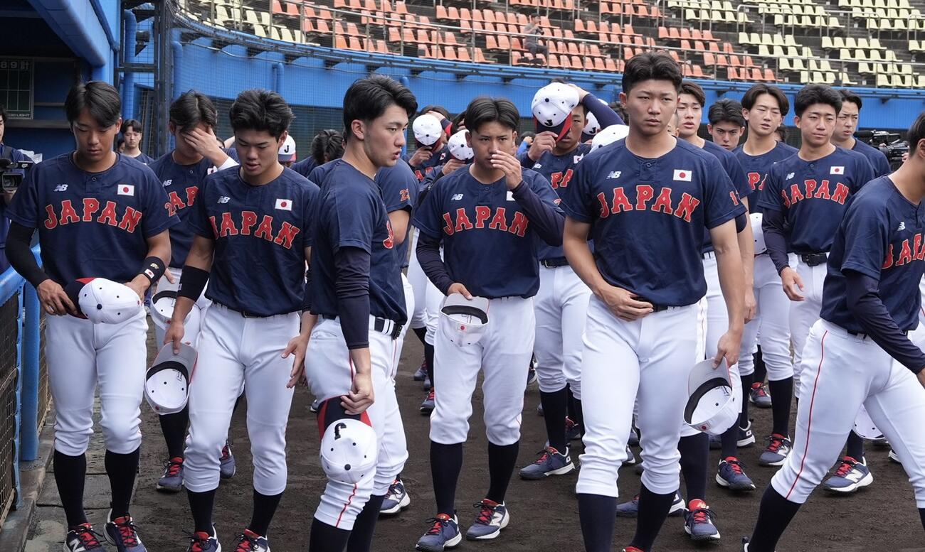 気合いを入れ練習に向かう侍ジャパン大学代表の選手たち（撮影・小島史椰）