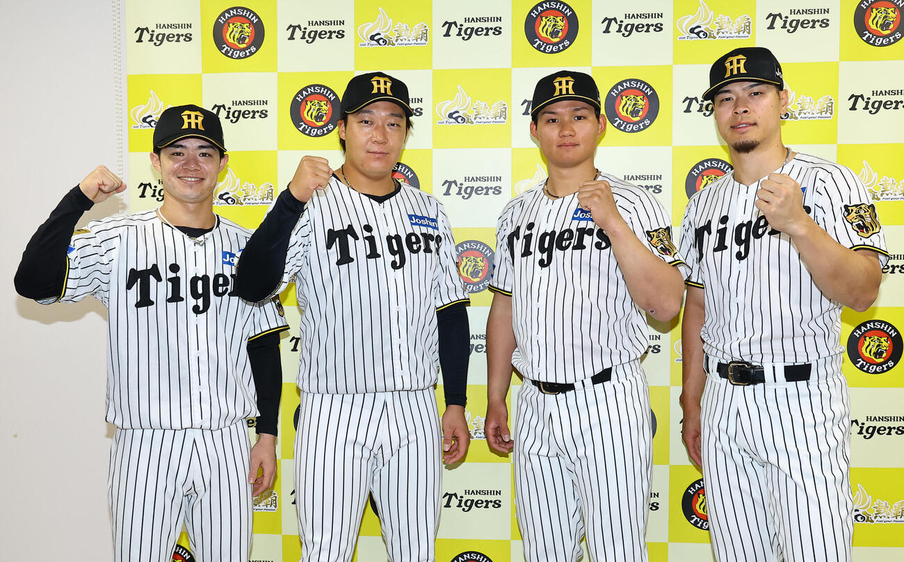 オールスター出場を決めた左から中野拓夢、大山悠輔、森下翔太、佐藤輝明はガッツポーズをする（26年7月5日撮影）