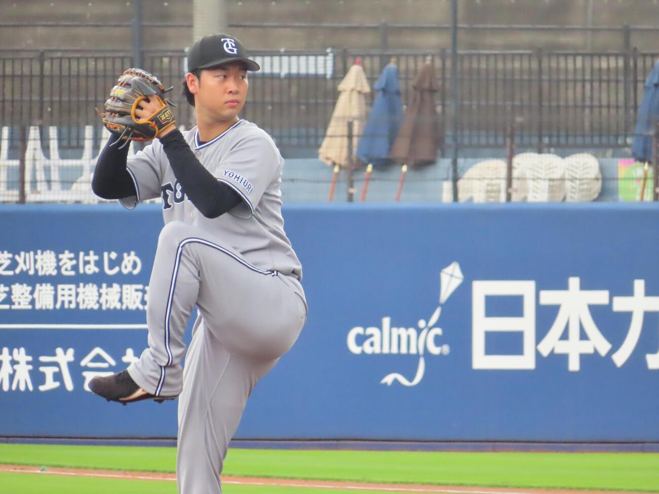 練習試合　日本ハム2軍対巨人3軍　先発し力投する巨人山崎伊織（撮影・北村健龍）