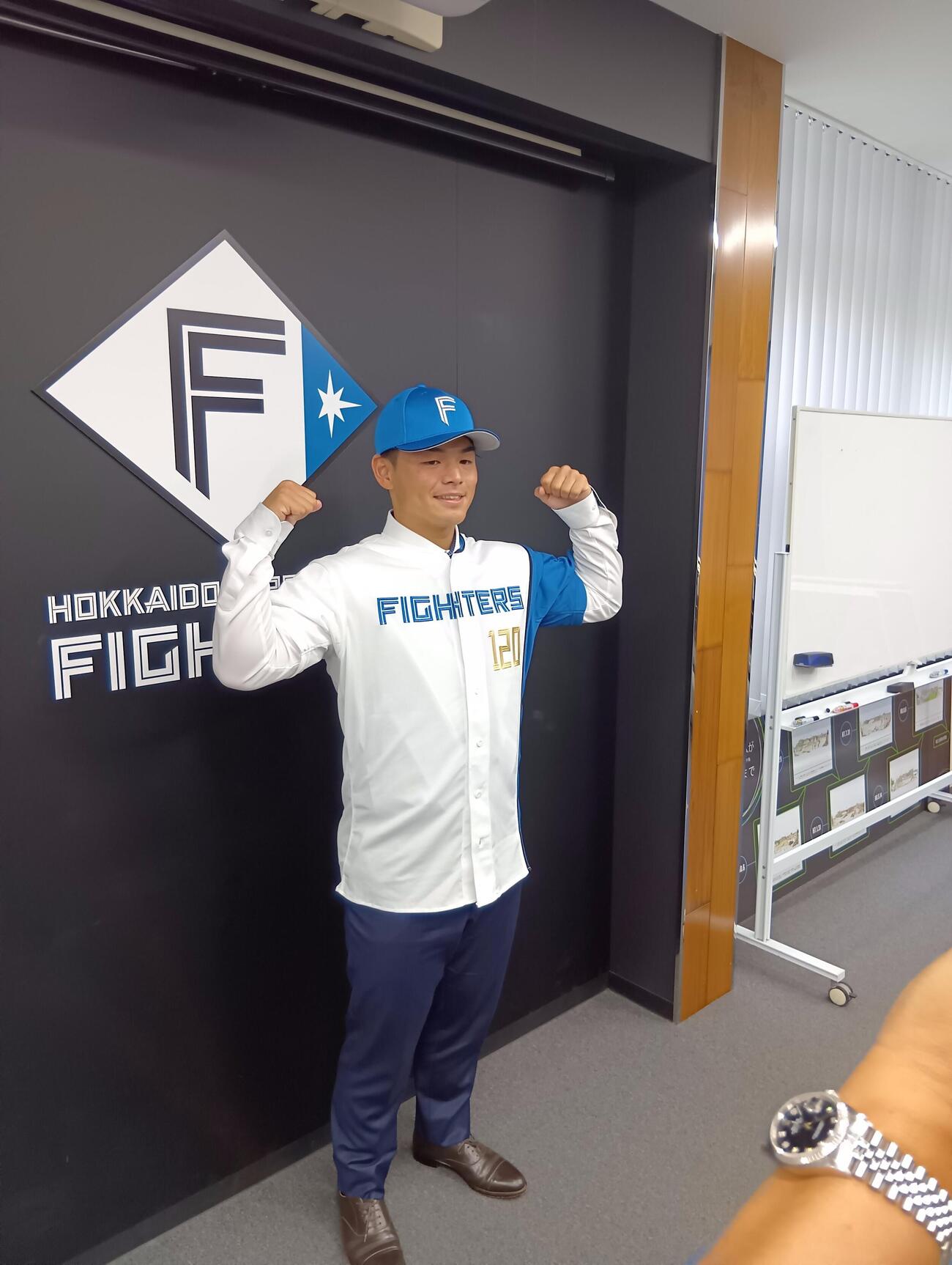 入団会見に臨んだ日本ハムの日渡騰輝捕手（撮影・沢田啓太郎）