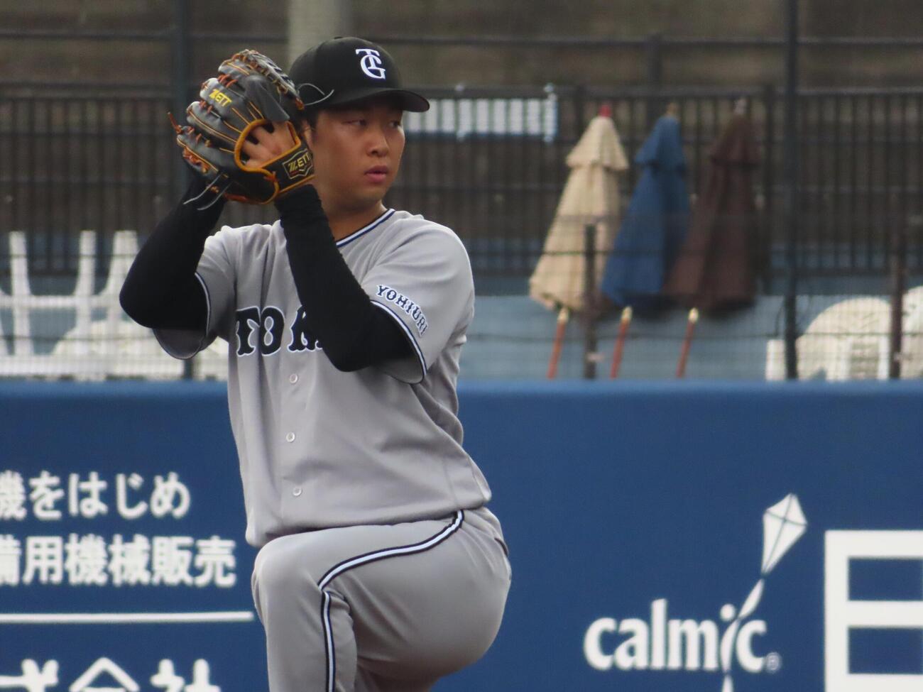 練習試合　日本ハム2軍対巨人3軍　先発し力投する巨人山崎伊織（撮影・北村健龍）