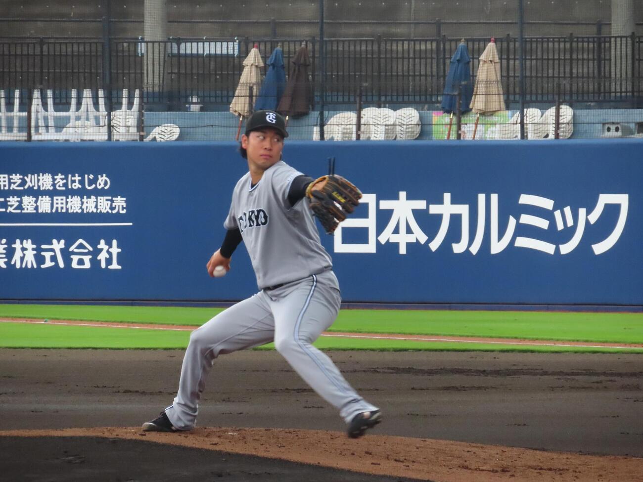 練習試合　日本ハム2軍対巨人3軍　先発し力投する巨人山崎伊織（撮影・北村健龍）