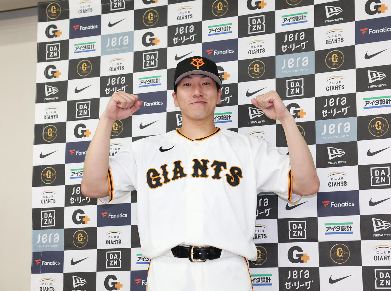 オールスターゲームのファン投票で選ばれ笑顔でガッツポーズをする巨人大勢（撮影・増田悦実）