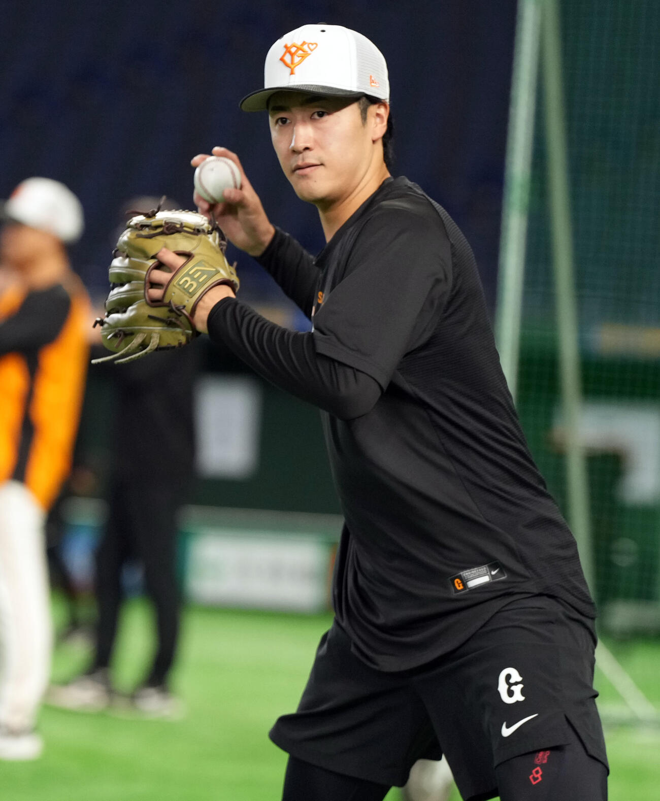 巨人対阪神　ノックを受ける巨人西舘勇陽（撮影・たえ見朱実）