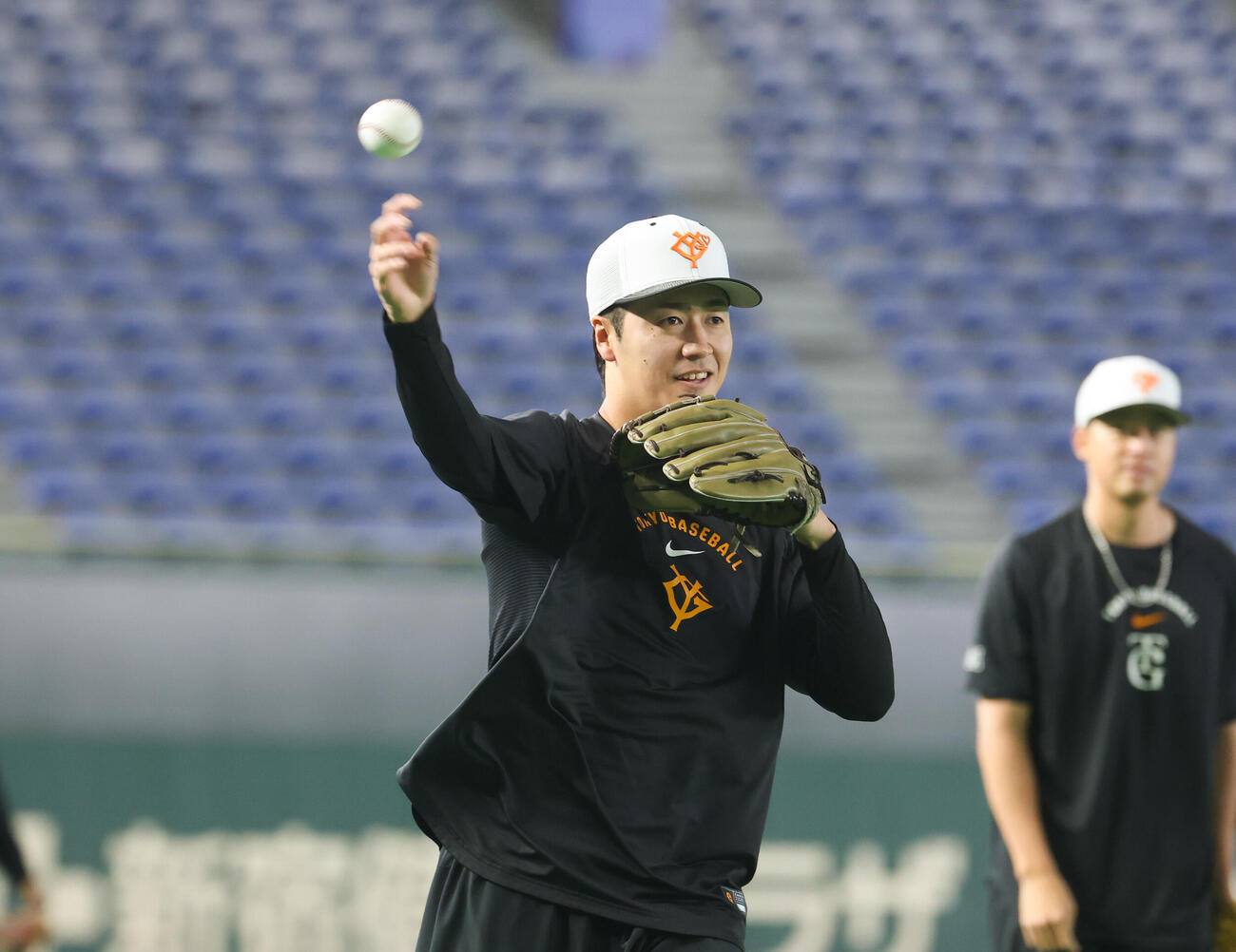 巨人対阪神　ノックを受ける巨人西舘勇陽（撮影・増田悦実）