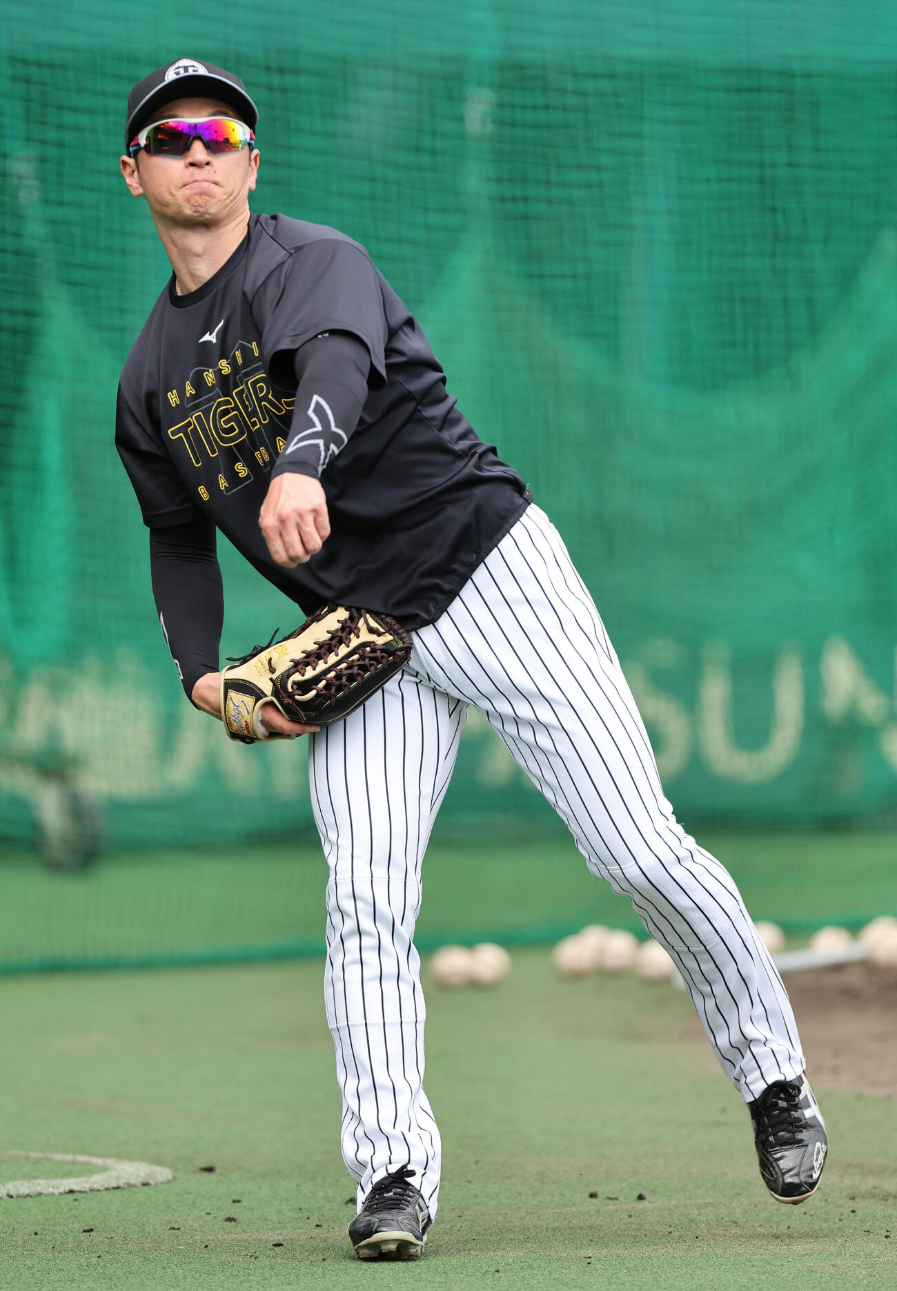 キャッチボールで調整する阪神近本光司（撮影・西尾就之）