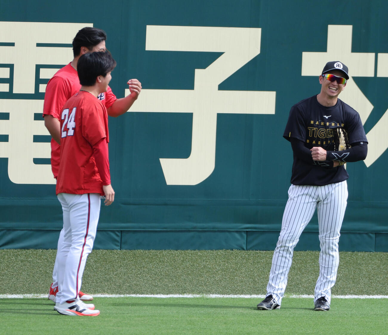練習中、阪神近本光司は広島黒原拓未、末包昇大と談笑する（撮影・西尾就之）