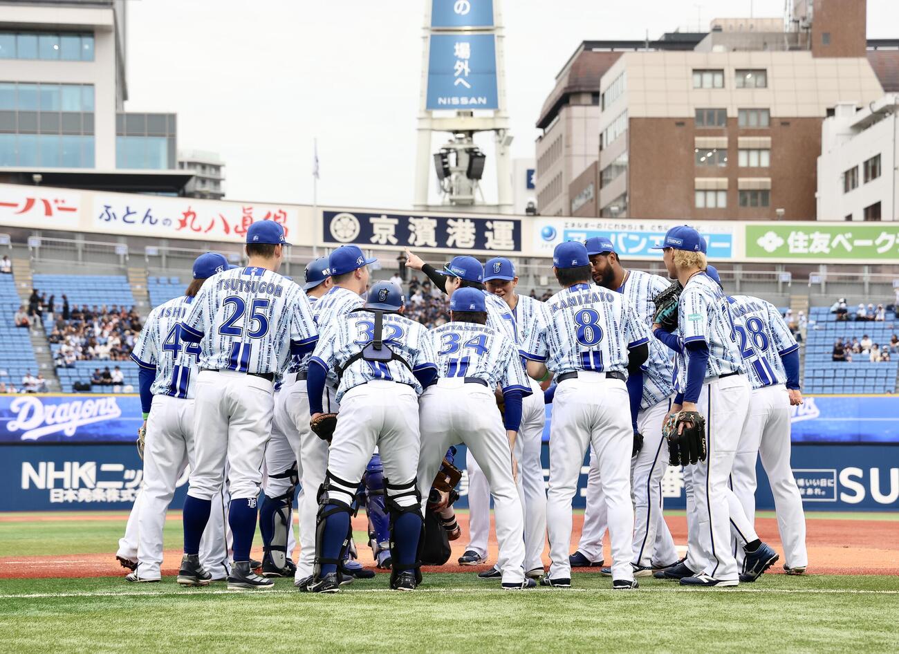 DeNA対中日　試合前円陣を組むDeNAナイン（撮影・河田真司）