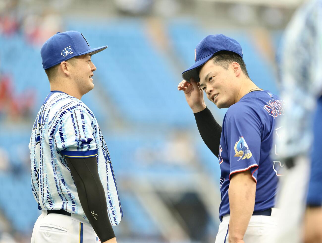 DeNA対中日　試合前、言葉を交わすDeNA牧秀悟（左）と中日細川成也（撮影・河田真司）