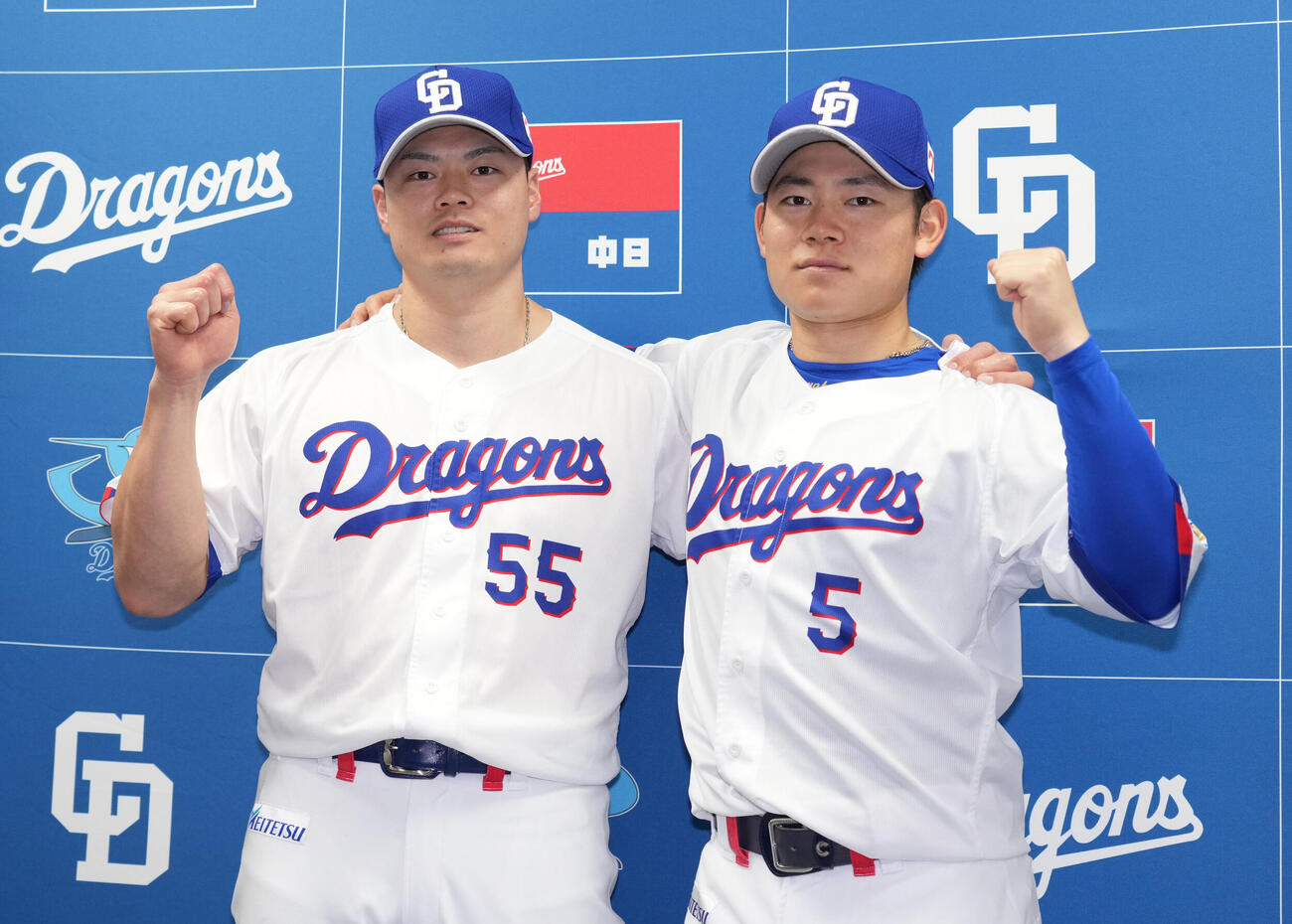 マイナビオールスターゲーム2026に選出されポーズを決める細川成也（左）と村松開人（撮影・森本幸一）