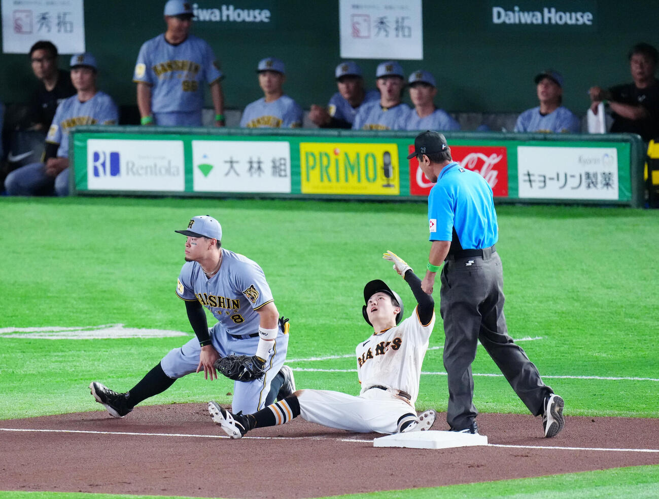 巨人対阪神　1回裏巨人1死二塁、三塁盗塁を失敗した浦田俊輔（中央）。三塁手佐藤輝明（撮影・江口和貴）