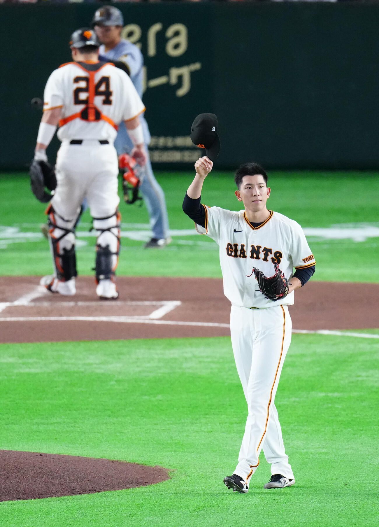 巨人対阪神　2回表阪神無死、左飛となった大山悠輔の打球を好捕した松本剛に感謝する戸郷翔征（撮影・江口和貴）