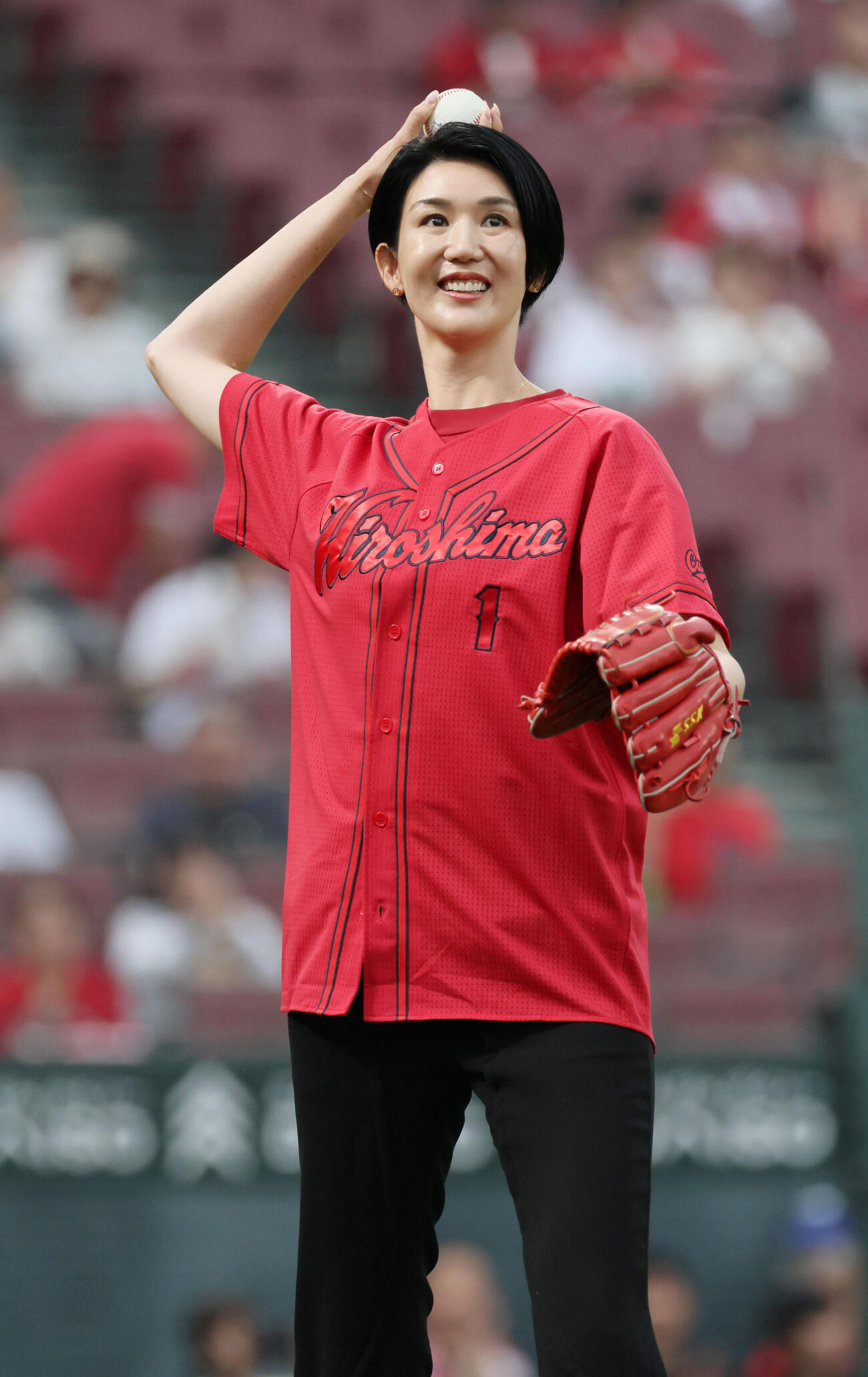 広島対ヤクルト　始球式の練習をする栗原恵さん（撮影・加藤孝規）