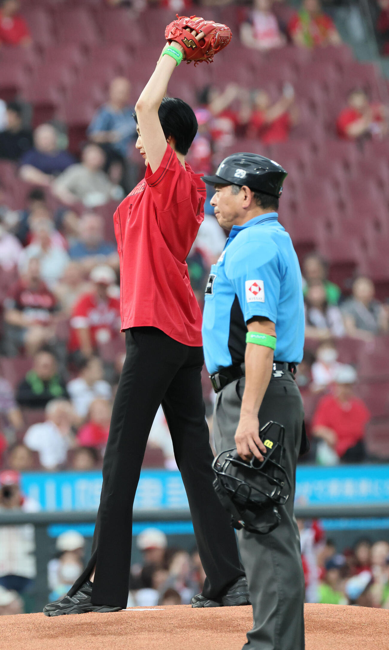 広島対ヤクルト　始球式に登場した栗原恵さん（撮影・加藤孝規）
