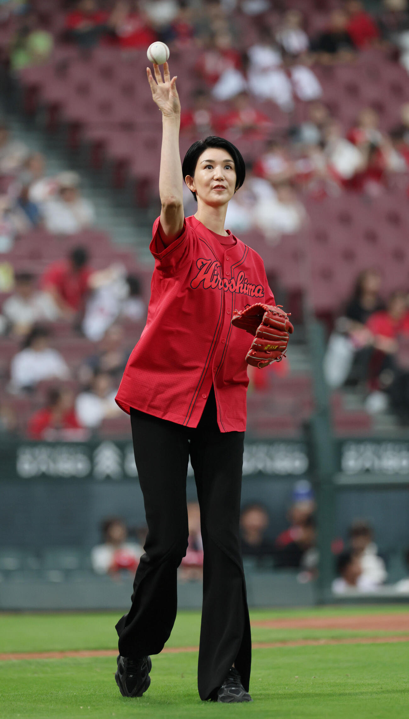 広島対ヤクルト　始球式の練習をする栗原恵さん（撮影・加藤孝規）