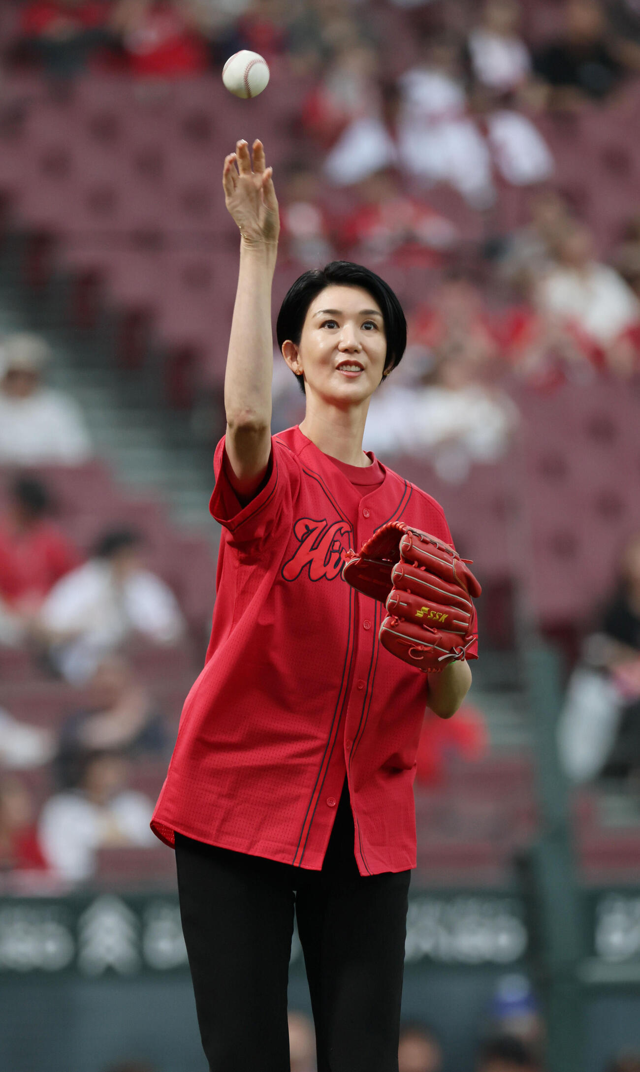 広島対ヤクルト　始球式の練習をする栗原恵さん（撮影・加藤孝規）