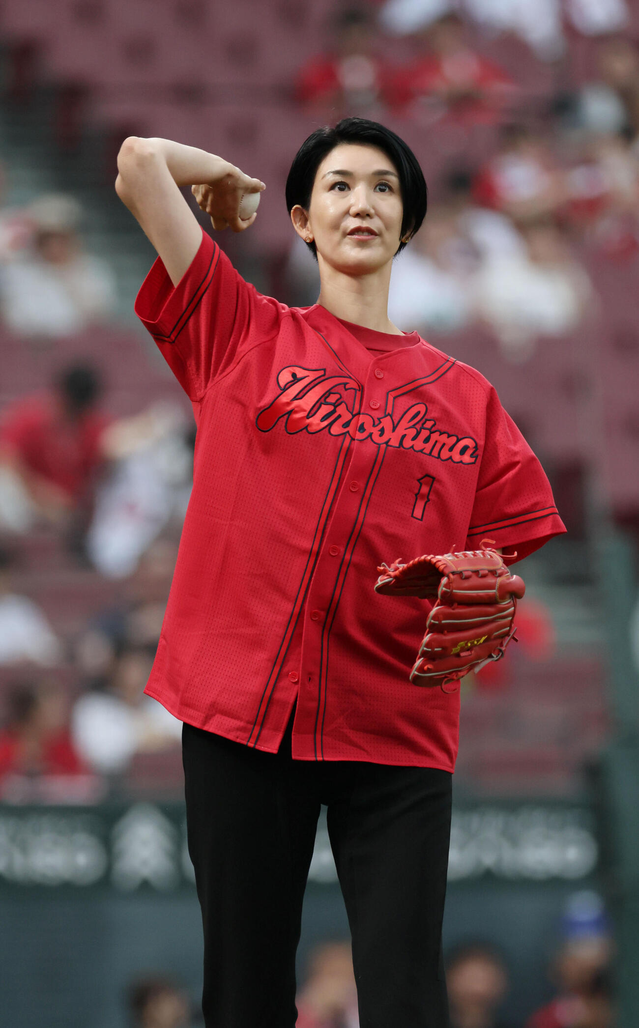 広島対ヤクルト　始球式の練習をする栗原恵さん（撮影・加藤孝規）