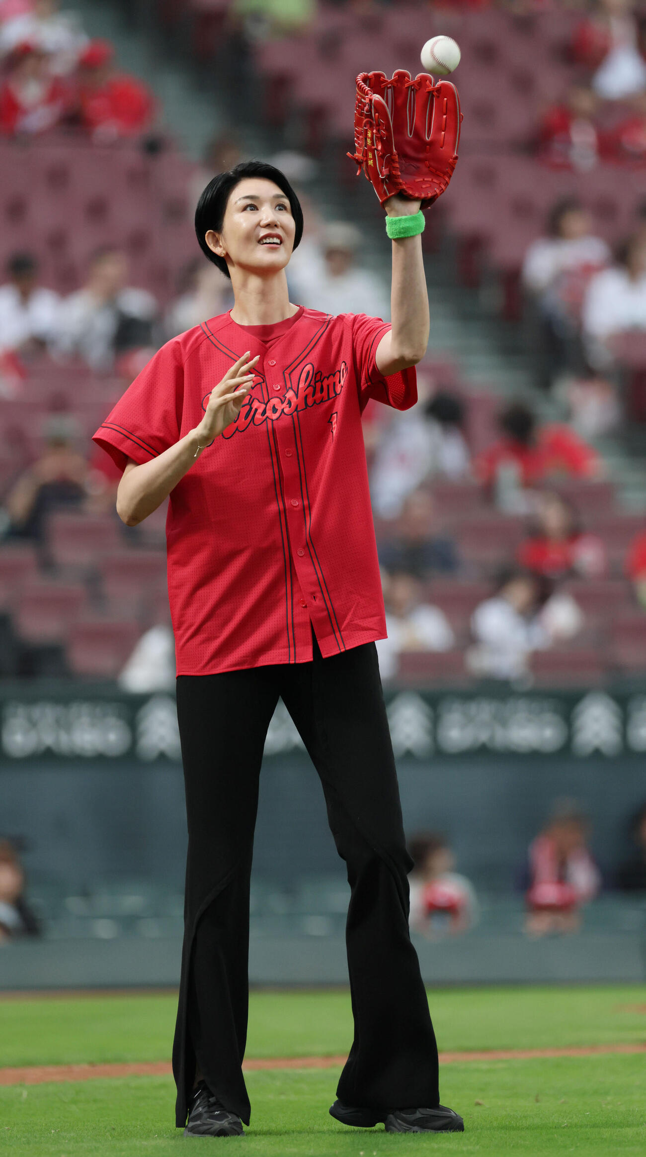 広島対ヤクルト　始球式の練習をする栗原恵さん（撮影・加藤孝規）
