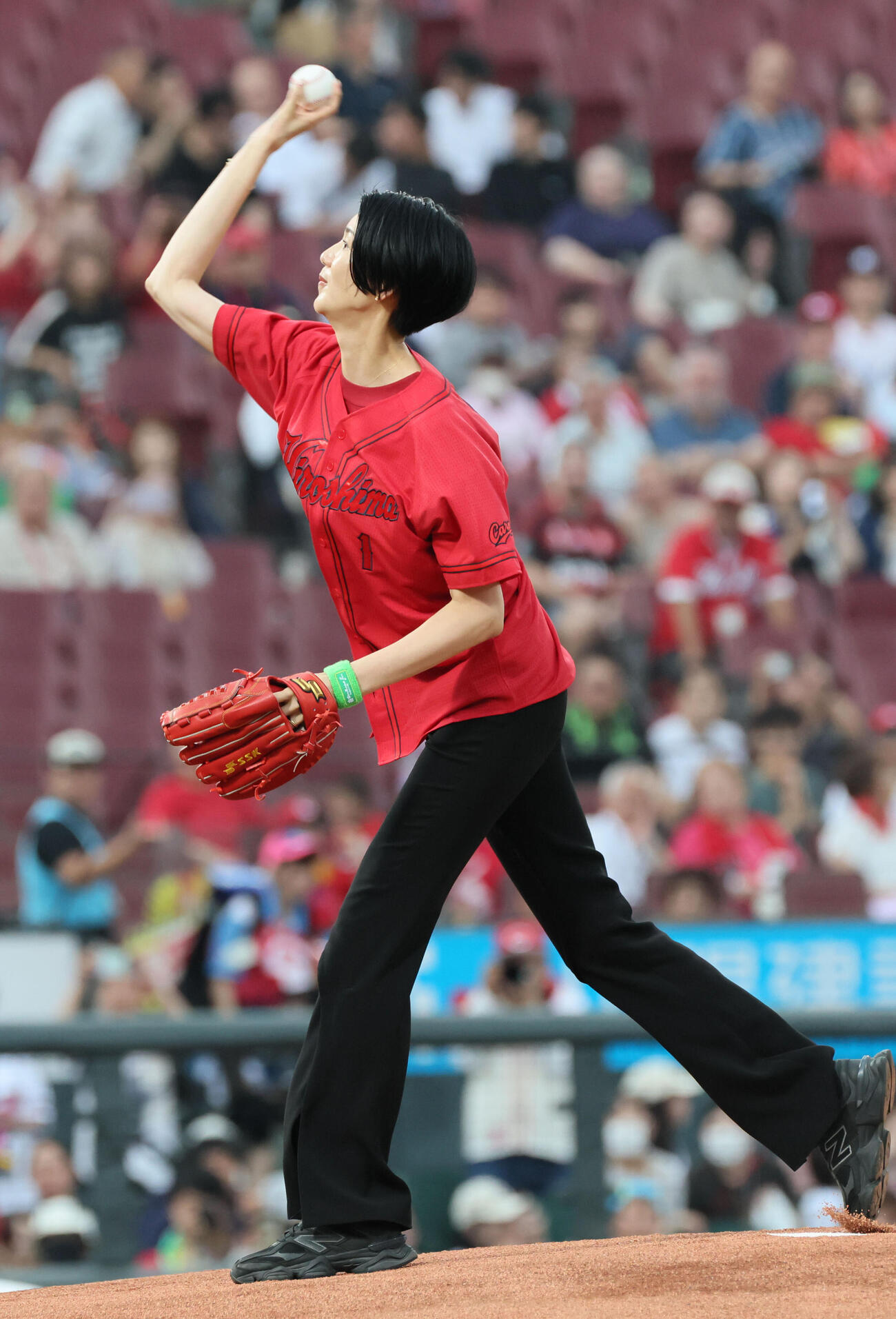 広島対ヤクルト　始球式に登場した栗原恵さん（撮影・加藤孝規）