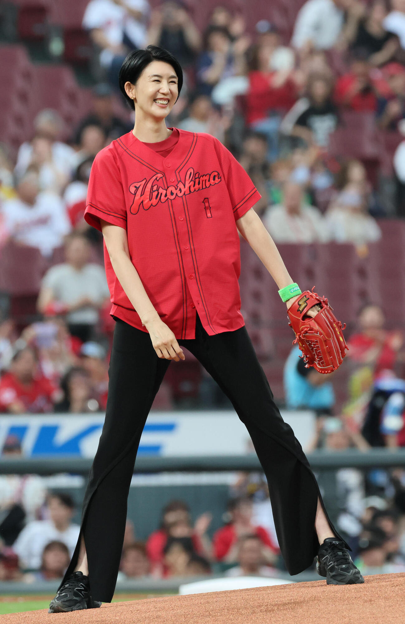 広島対ヤクルト　始球式に登場した栗原恵さん（撮影・加藤孝規）