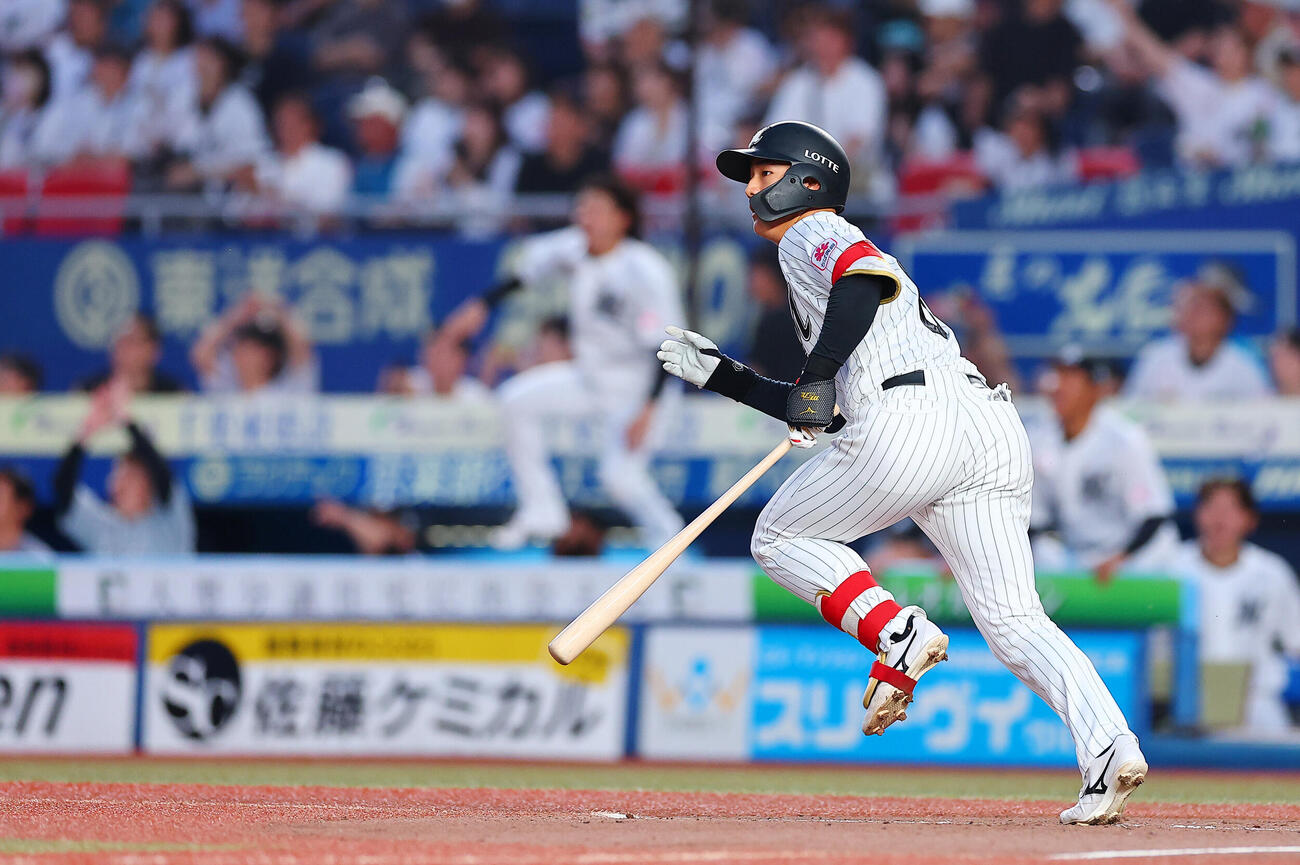 ロッテ対日本ハム　3回裏ロッテ1死、先制満塁本塁打を放つ西川史礁（撮影・野上伸悟）
